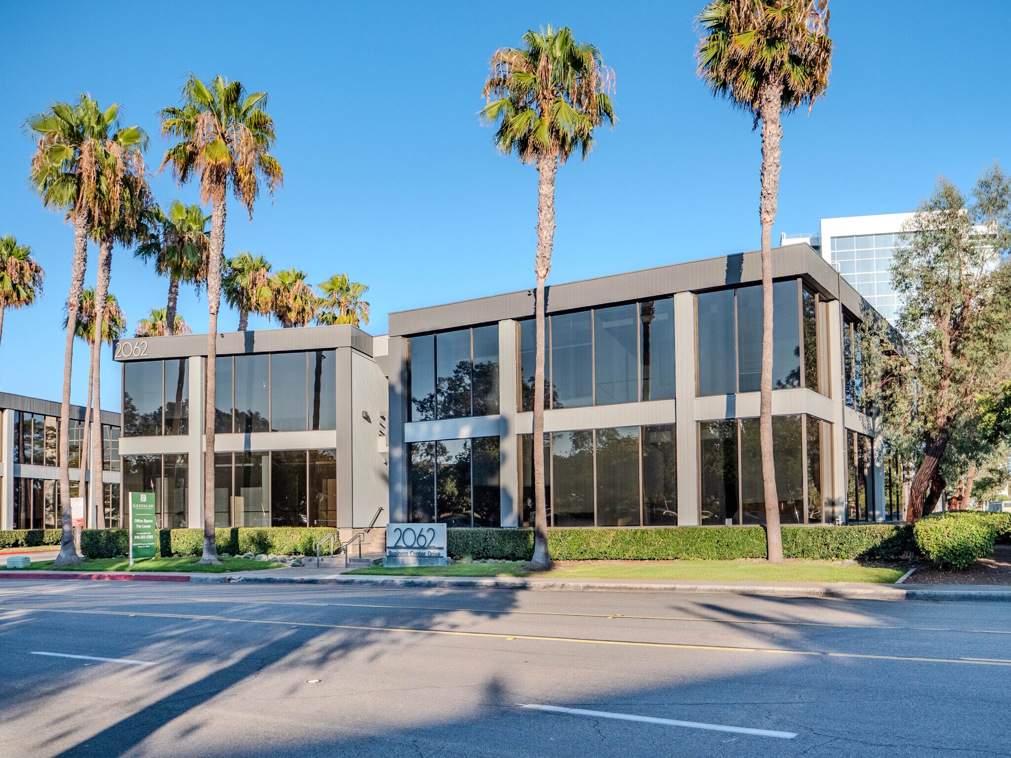 2062 Business Center Dr, Irvine, CA à louer Photo de l’immeuble– Image 1 sur 15