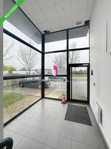 Local d’activités dans Élancourt à louer - Hall d’entrée – Image 1 sur 4
