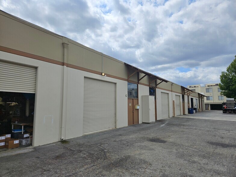 8511 Canoga Ave, Canoga Park, CA à louer - Photo de l’immeuble – Image 2 sur 9