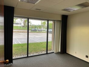 39111 W 6 Mile Rd, Livonia, MI à louer Photo intérieure– Image 1 sur 1