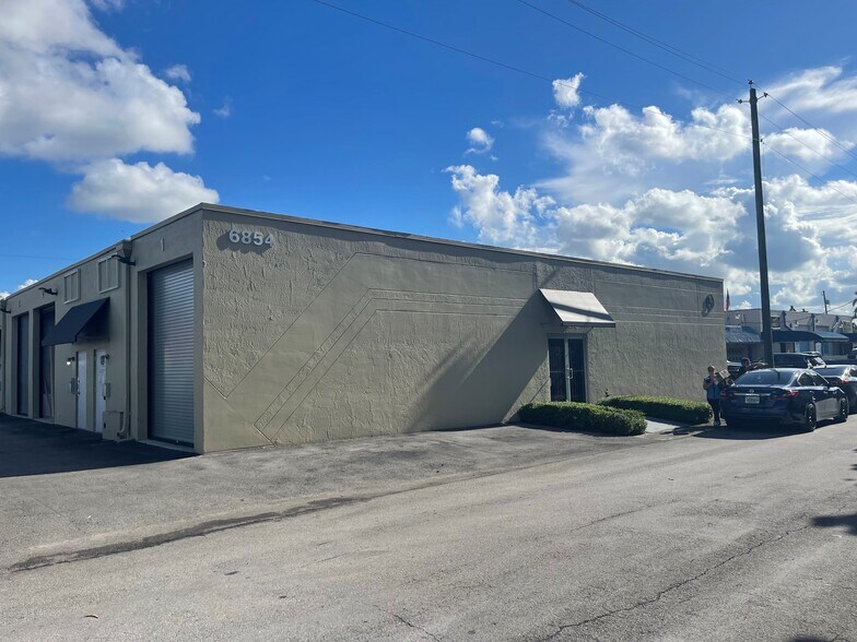 6854 NW 75th St, Medley, FL à louer - Photo de l’immeuble – Image 3 sur 5
