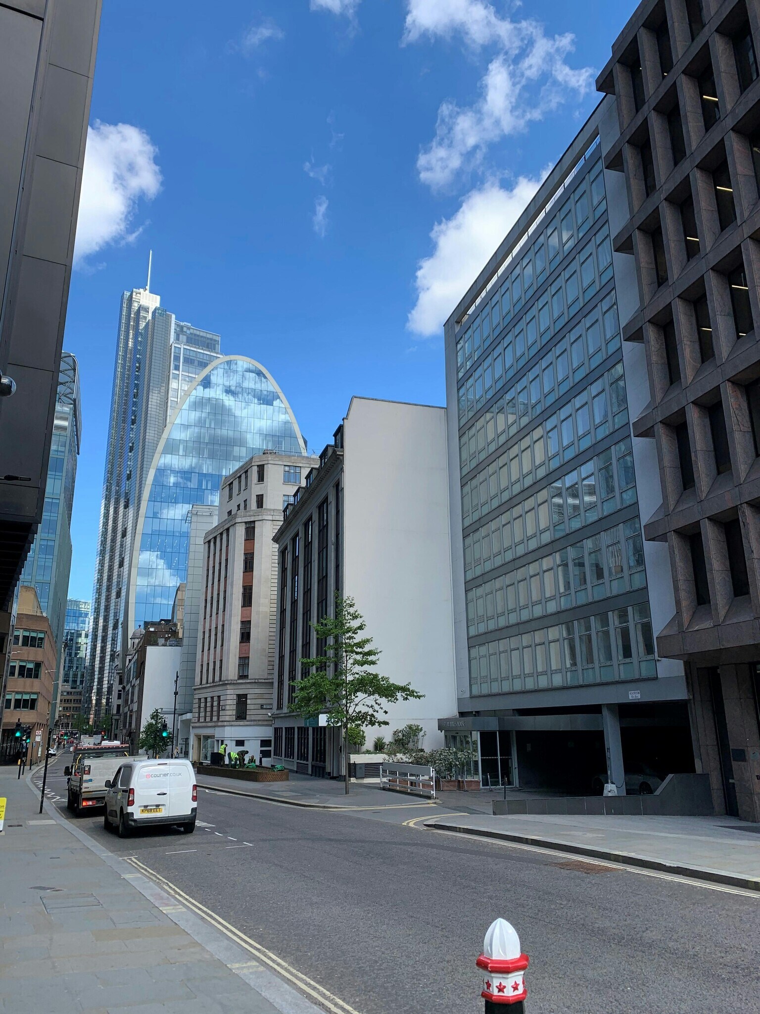 32-38 Dukes Pl, Londres à louer Photo de l’immeuble– Image 1 sur 8