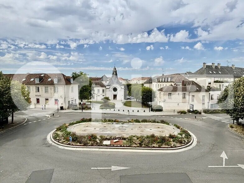 Local d’activités dans Compiègne à louer - Photo de l’immeuble – Image 1 sur 10