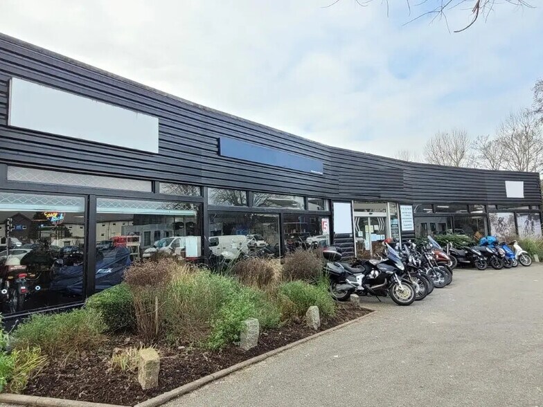 Local commercial dans Le Petit-Quevilly à louer - Photo de l’immeuble – Image 1 sur 9