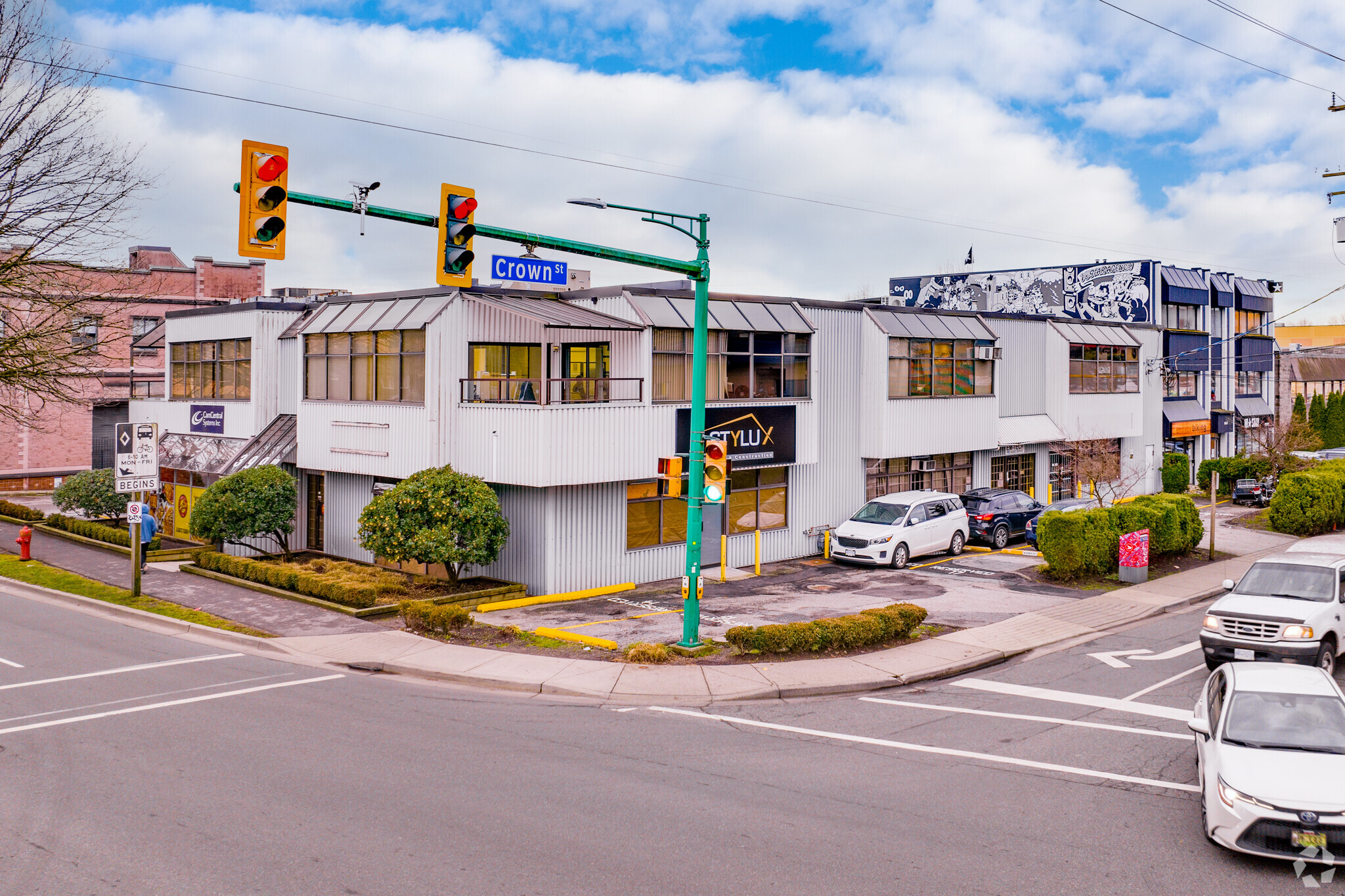 399 Mountain Hwy, North Vancouver District, BC à louer Photo principale– Image 1 sur 4