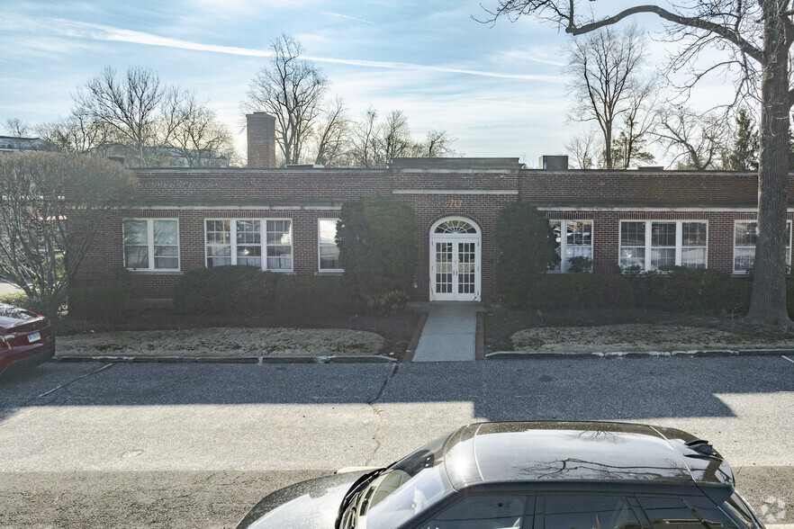 70 Pine St, New Canaan, CT à vendre - Photo de l’immeuble – Image 2 sur 7