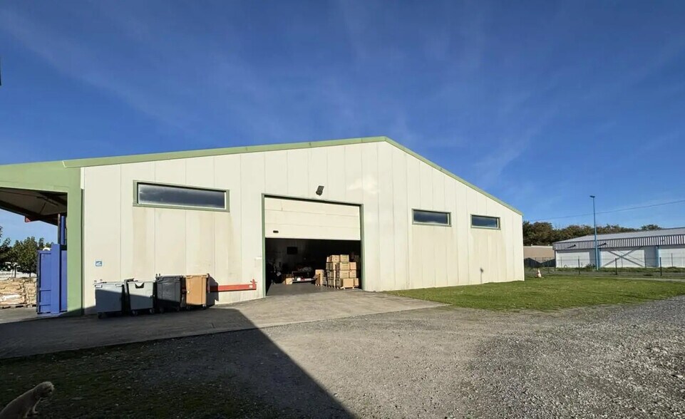 Local d'activités dans Noé à vendre - Photo de l’immeuble – Image 2 sur 20