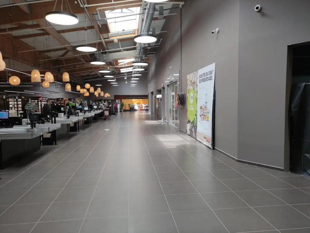 Local commercial dans Saint-Quay-Perros à louer Photo intérieure– Image 1 sur 4