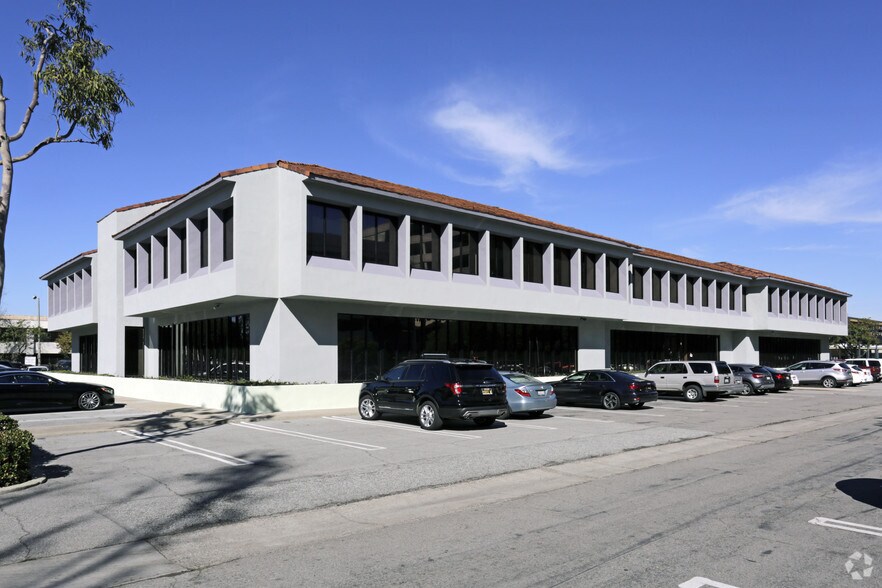 2082 Business Center Dr, Irvine, CA à louer - Photo de l’immeuble – Image 3 sur 4