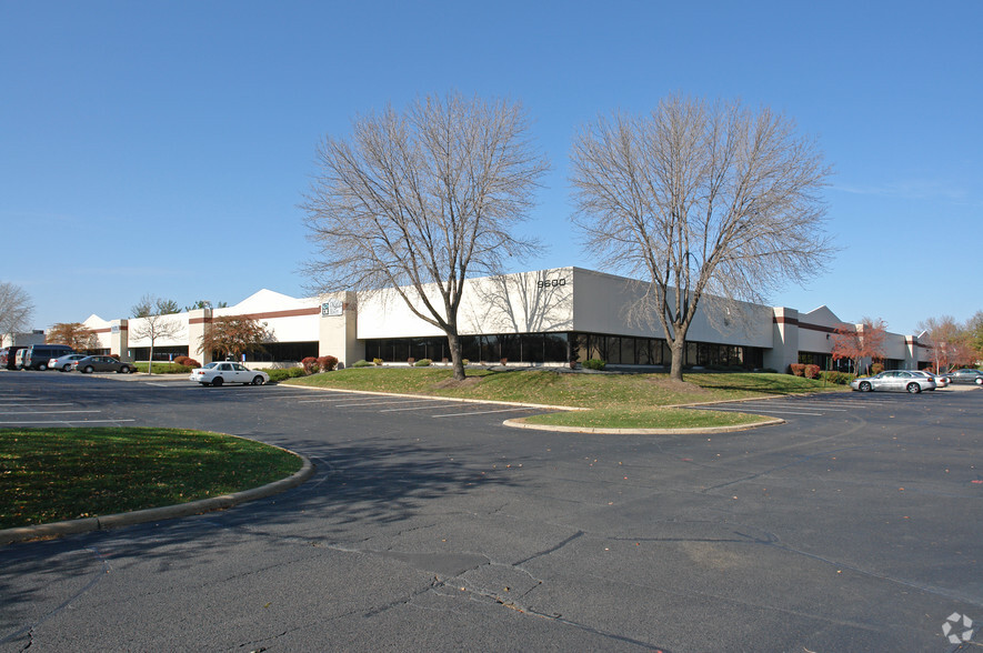 9600 76th St W, Eden Prairie, MN à louer - Photo de l’immeuble – Image 1 sur 4
