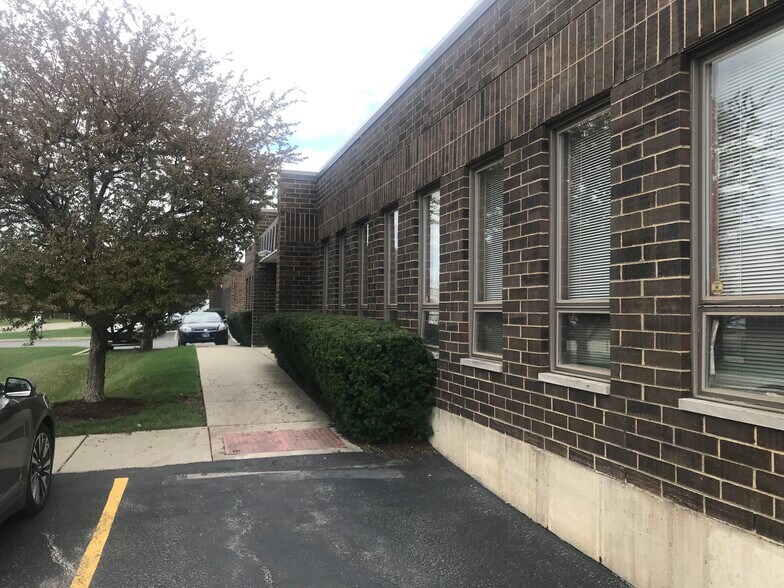 1355 Wilhelm Rd, Mundelein, IL à louer - Photo principale – Image 1 sur 63