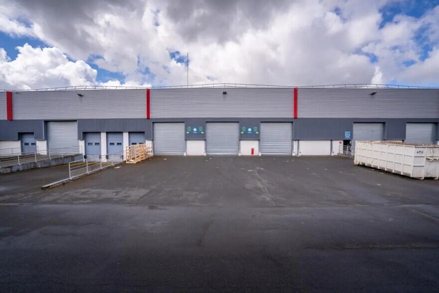 8-10 Avenue D'Oceanie, Les Ulis à louer - Photo de l’immeuble – Image 3 sur 9