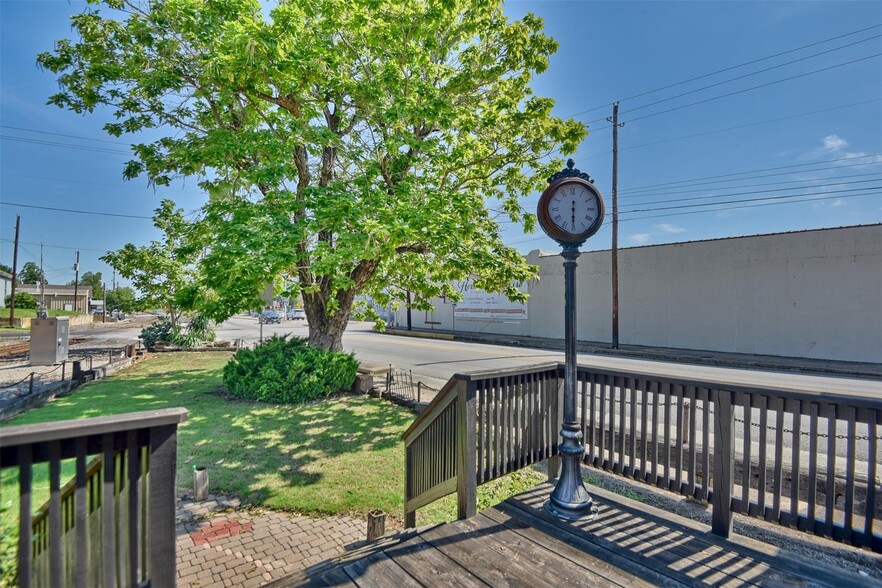 214 S Austin St, Brenham, TX à louer - Photo de l’immeuble – Image 3 sur 10