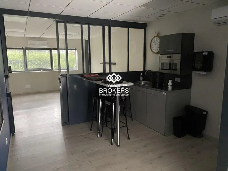 Local d’activités dans Voiron à louer - Photo de l’immeuble – Image 2 sur 16