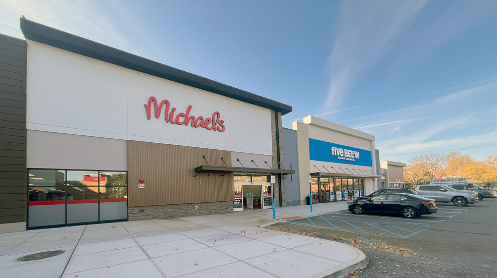 410-2 S Oyster Bay Rd, Hicksville, NY à louer - Photo de l’immeuble – Image 1 sur 16
