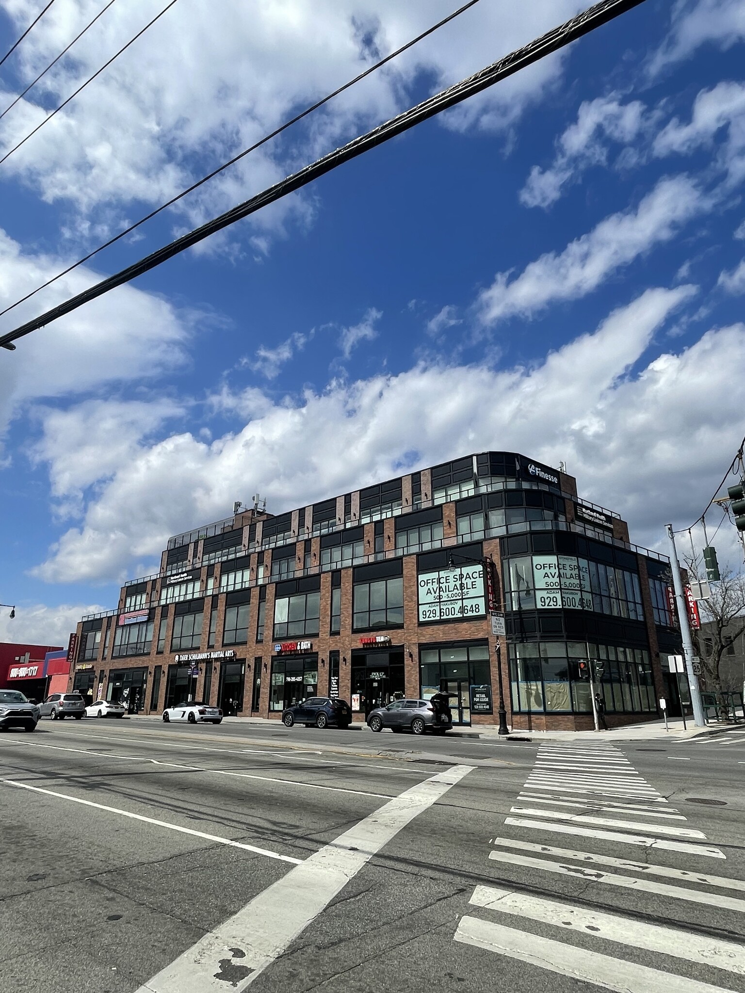 251-73 Jericho Tpke, Bellerose, NY à louer Photo principale– Image 1 sur 13