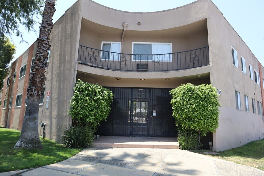 21700 Roscoe Blvd, Canoga Park, CA à vendre - Photo de l’immeuble – Image 2 sur 18