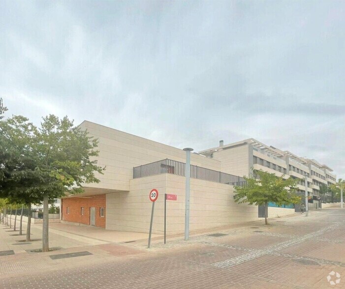 Local commercial dans San Sebastián de los Reyes, Madrid à vendre - Photo de l’immeuble – Image 1 sur 21