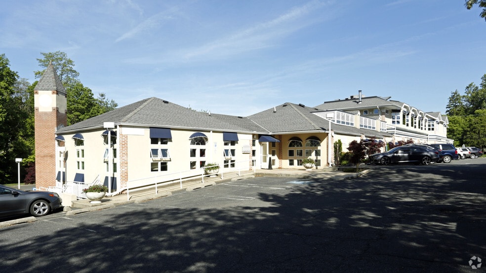 740 River Rd, Fair Haven, NJ à louer - Photo de l’immeuble – Image 3 sur 3