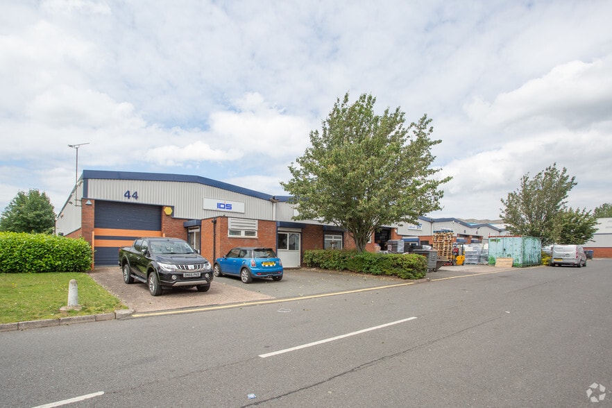 Kelvin Way, West Bromwich à louer - Photo principale – Image 1 sur 2