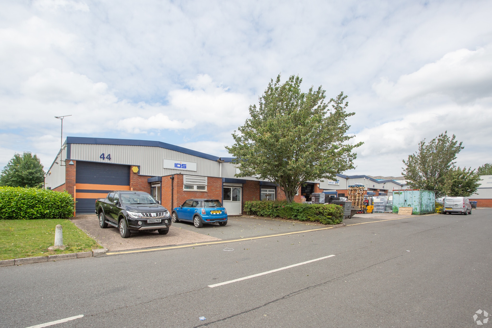 Kelvin Way, West Bromwich à louer Photo principale– Image 1 sur 3