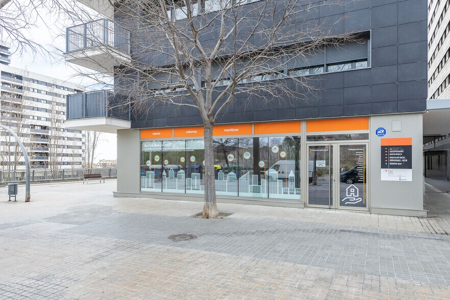 Immeuble residentiel dans L'Hospitalet de Llobregat, Barcelona à vendre - Photo de l’immeuble – Image 2 sur 5