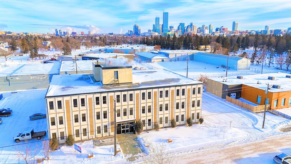 10835 120th St NW, Edmonton, AB à louer - Photo principale – Image 1 sur 14