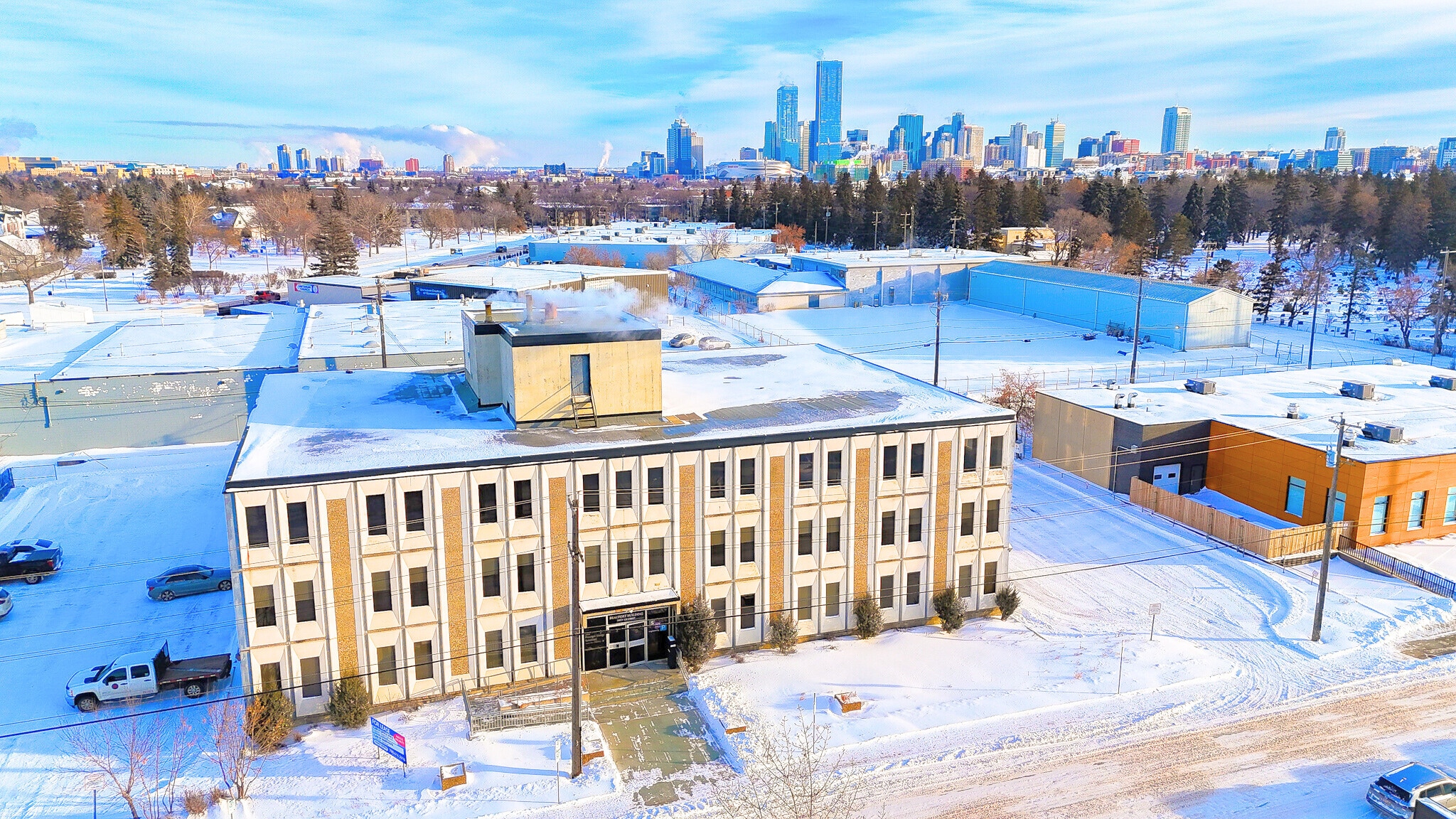 10835 120th St NW, Edmonton, AB à louer Photo principale– Image 1 sur 15