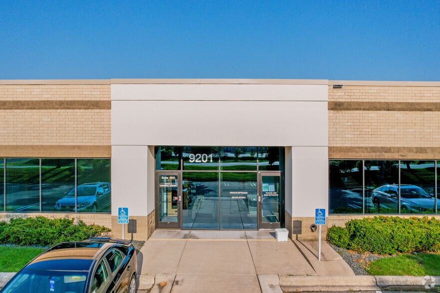 9201 W Broadway Ave N, Brooklyn Park, MN à louer - Photo de l’immeuble – Image 3 sur 6