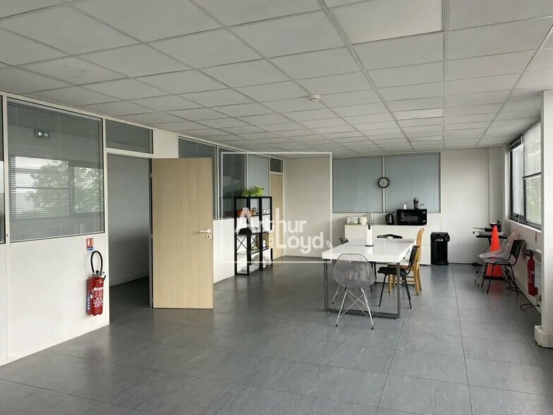 Bureau dans Combs-la-Ville à louer - Photo de l’immeuble – Image 2 sur 6