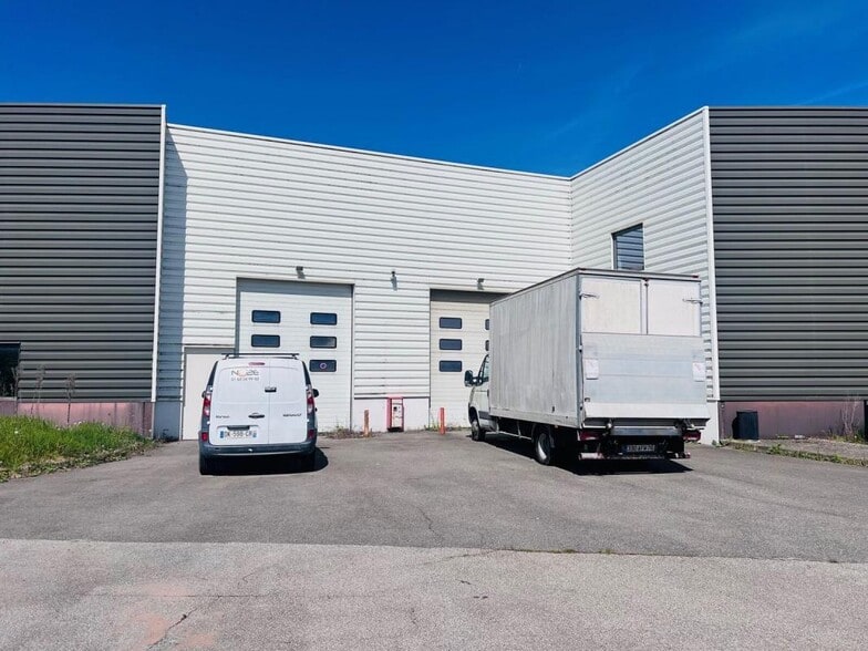2 Avenue Des 3 Peuples, Montigny-le-Bretonneux à vendre - Photo de l’immeuble – Image 2 sur 14