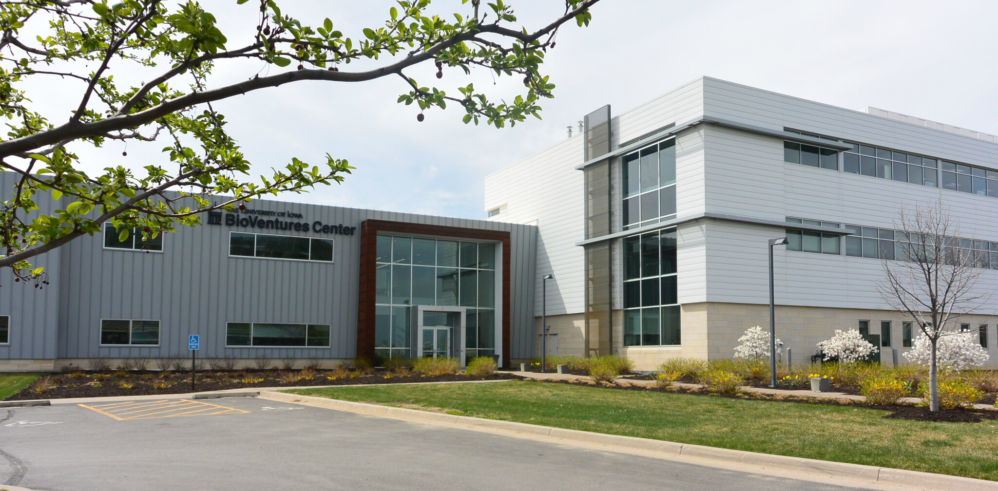 2500 Crosspark Rd, Coralville, IA à louer Photo de l’immeuble– Image 1 sur 2