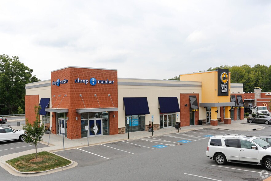 9402 Northlake West Dr, Charlotte, NC à louer - Photo de l’immeuble – Image 2 sur 16