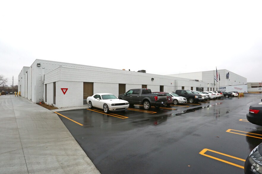 36930 Industrial Rd, Livonia, MI à louer - Photo de l’immeuble – Image 1 sur 5