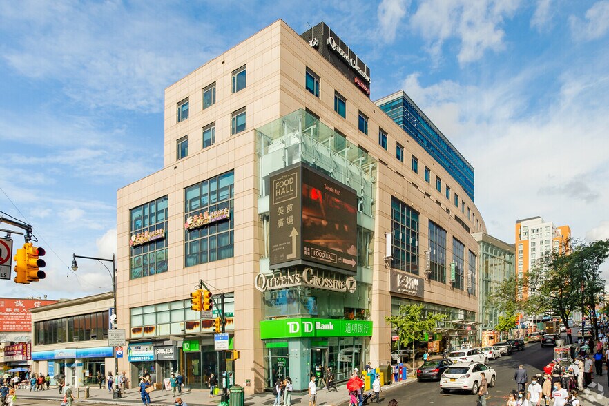 136-17 39th Ave, Flushing, NY à vendre - Photo de l’immeuble – Image 2 sur 23
