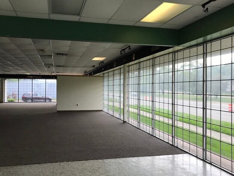 25001 W 8 Mile Rd, Redford, MI à vendre - Photo intérieure – Image 3 sur 8