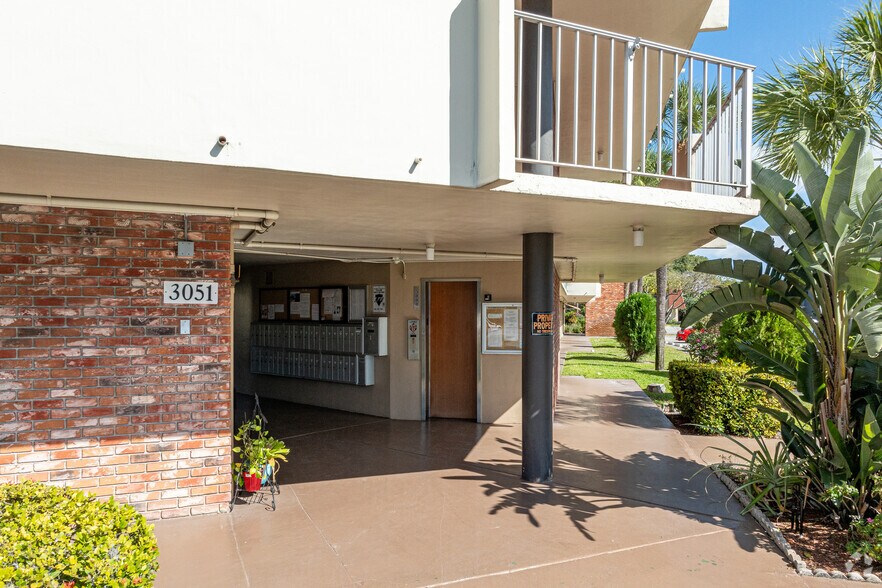 3051 NW 48th Ave, Lauderdale Lakes, FL à vendre - Photo de l’immeuble – Image 3 sur 5