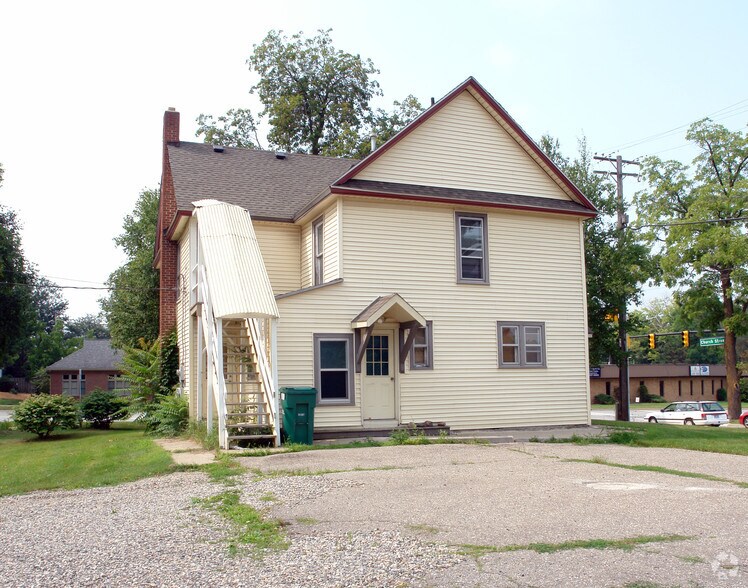 703 E Grand River Ave, Brighton, MI à louer - Photo de l’immeuble – Image 2 sur 6