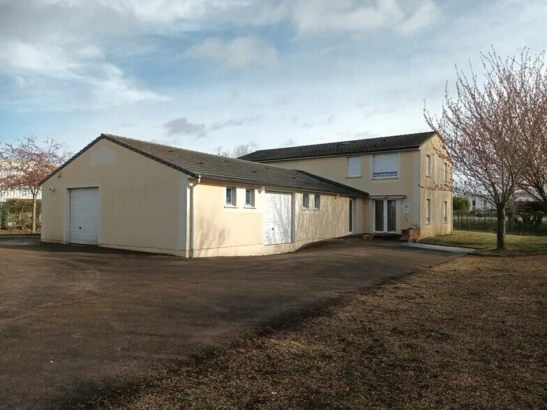 Local d'activités dans Val-de-Reuil à vendre - Photo de l’immeuble – Image 1 sur 8