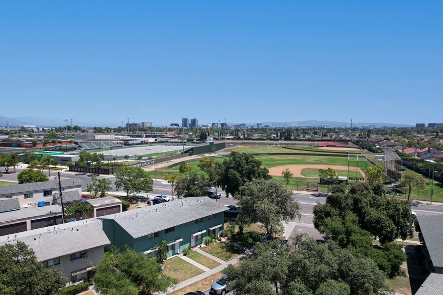 2729 S Rosewood Ave, Santa Ana, CA à vendre - Photo de l’immeuble – Image 2 sur 7