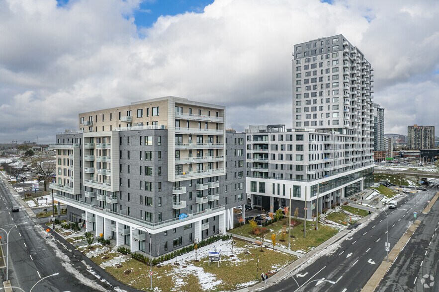 300 Pl Charles-Le Moyne, Longueuil, QC à louer - Photo principale – Image 1 sur 27