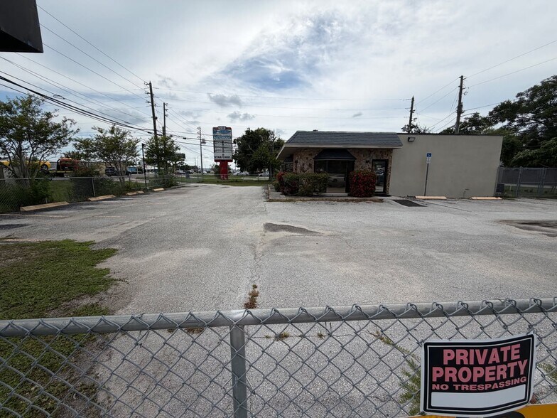 8109-8113 Ulmerton Rd, Largo, FL à vendre - Photo de l’immeuble – Image 2 sur 6