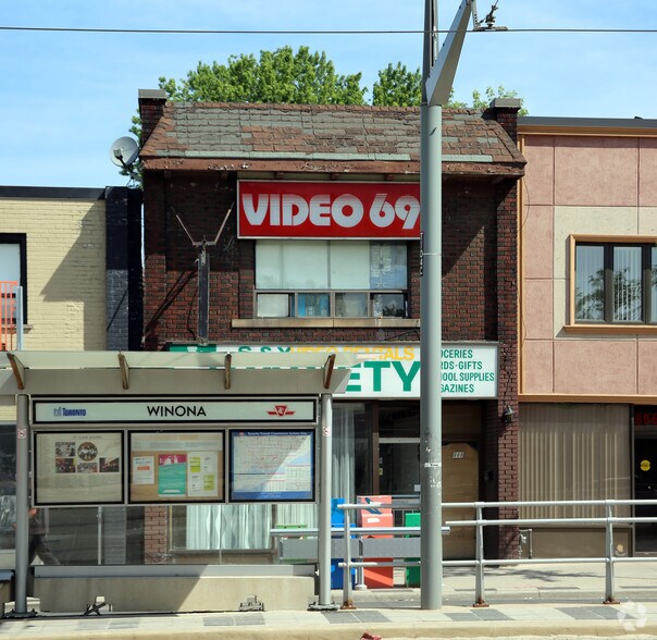 888 St Clair Ave W, Toronto, ON à vendre - Photo de l’immeuble – Image 2 sur 7