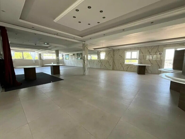 Bureau dans CANNES-LA-BOCCA à louer - Photo de l’immeuble – Image 2 sur 6