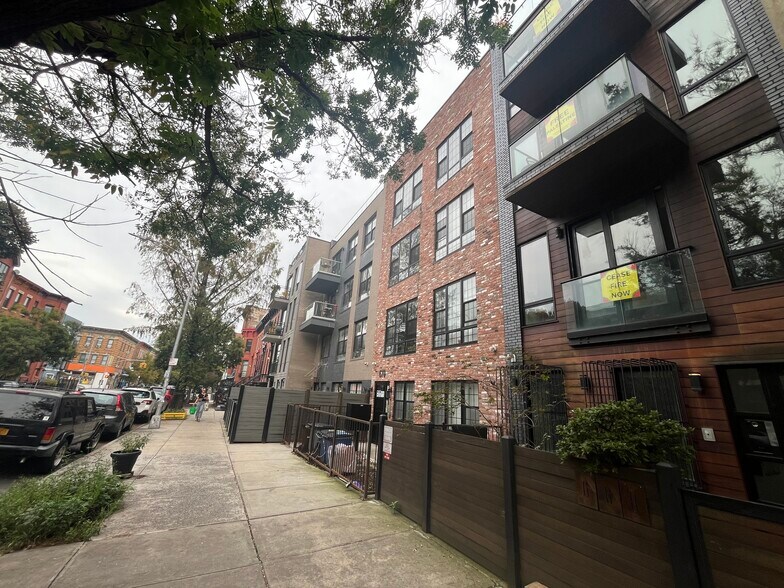 670 Halsey St, Brooklyn, NY à vendre - Photo de l’immeuble – Image 2 sur 5