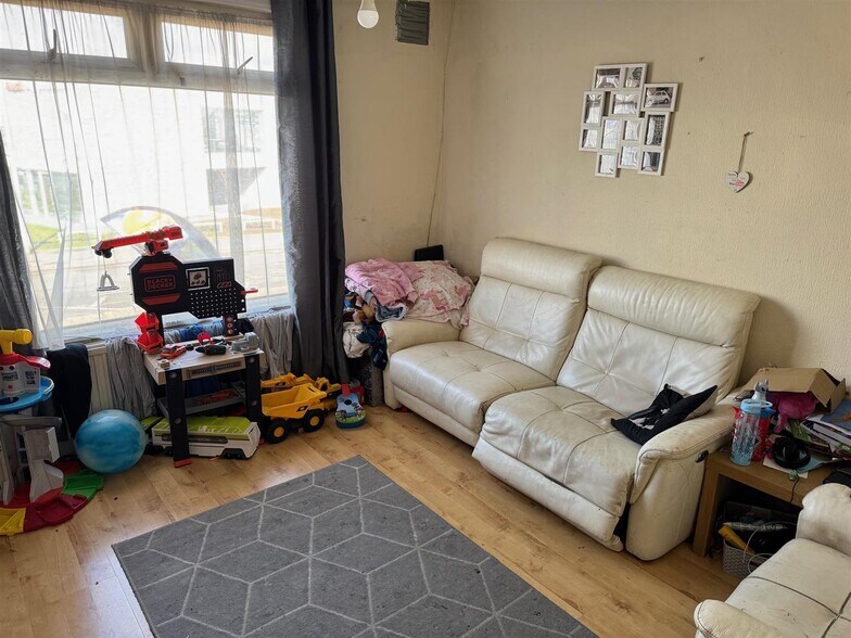 287 Hall Ln, Londres à vendre - Photo de l’immeuble – Image 3 sur 6