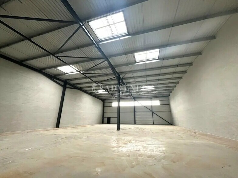 Local d’activités dans La Queue-en-Brie à louer - Photo de l’immeuble – Image 3 sur 7