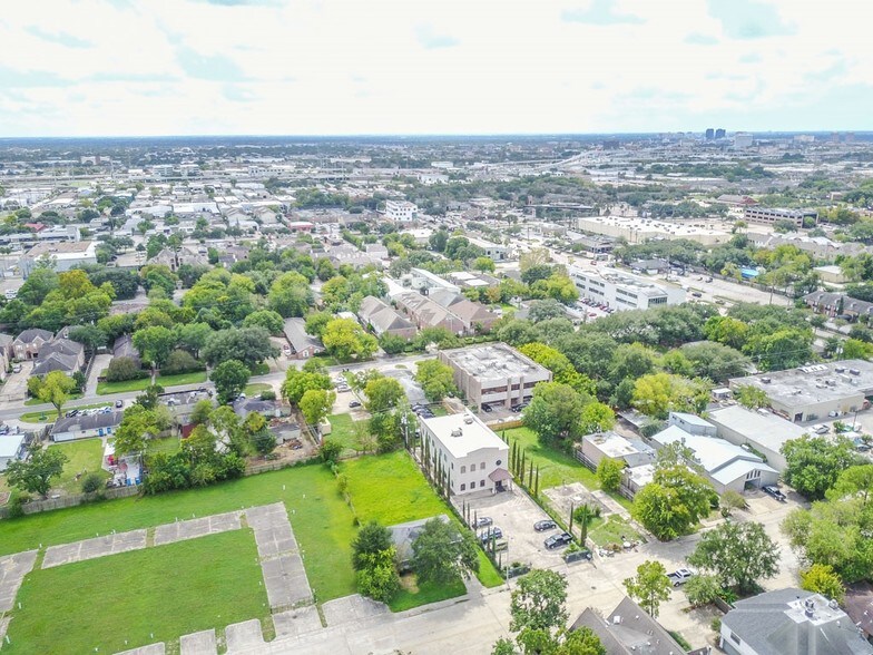 5905 Winsome Ln, Houston, TX à louer - Photo de l’immeuble – Image 2 sur 25