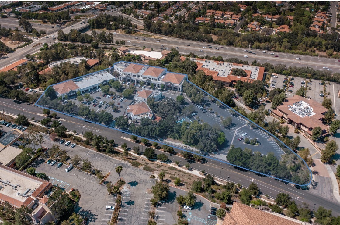 Agoura Hills Town Center portefeuille de 2 biens à vendre sur LoopNet.fr Photo principale– Image 1 sur 13