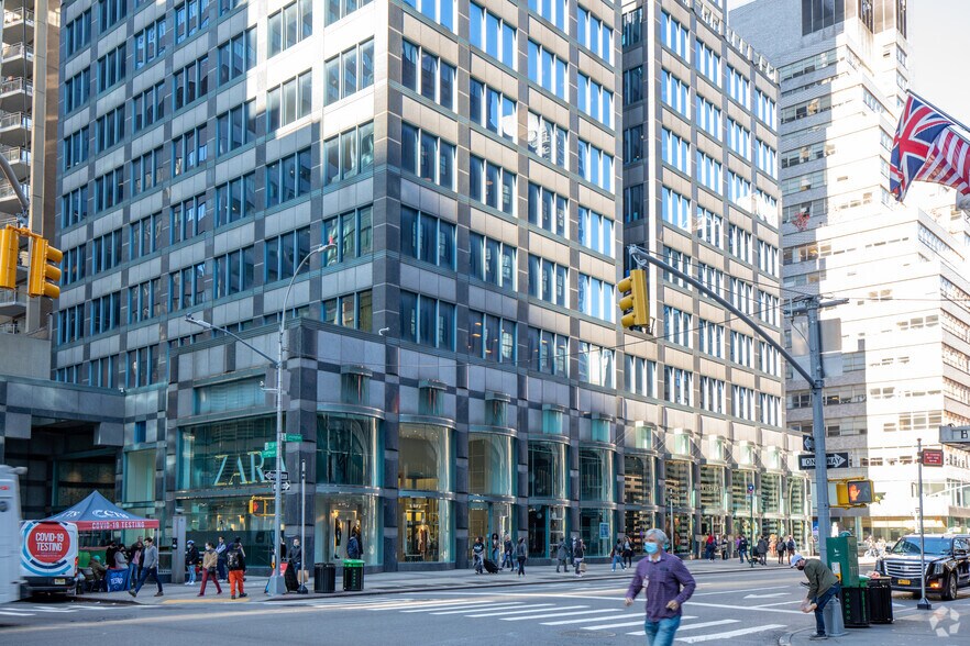 750 Lexington Ave, New York, NY à louer - Photo de l’immeuble – Image 2 sur 2